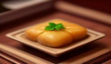 情侣在日本居酒屋对坐，桌上摆着日式小菜和清酒，灯光温暖昏黄，气氛亲密轻松